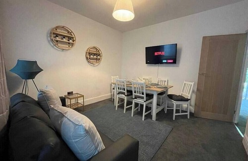 Margam Apartment | Modern Tree View House- TV in every Bedroom!