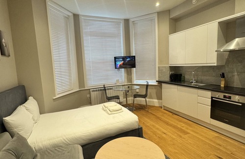South Hampstead Apartment | Modern Triple Studio Finchley Rd Central London F1