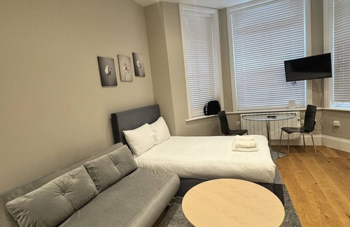 South Hampstead Apartment | Modern Triple Studio Finchley Rd Central London F1