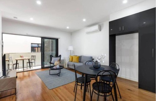 Coburg House | Modern Urban Oasis: Beautiful 2BR Townhouse
