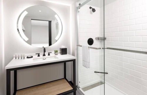 Brookline Hotel | Modern Urban Retreat: Room Steps from Boston Sights! Parking Onsite!