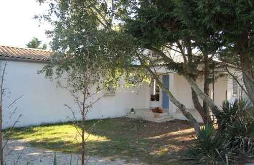 Domino House | Modern villa near the sea, sleeps 8, parking, garden, and terrace