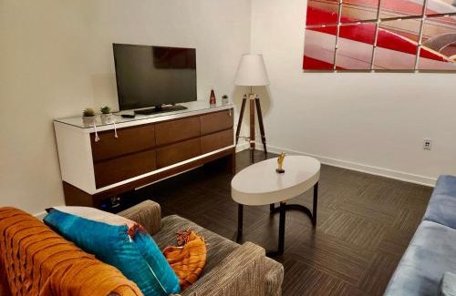 Hollywood Apartment | Modern Venice Beach Stay - Walk to Marina & Boardwalk