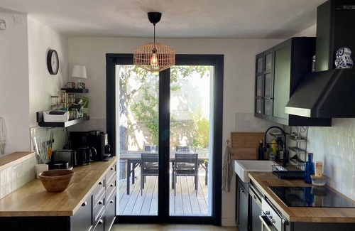 Est Villa | Modern villa close to town center