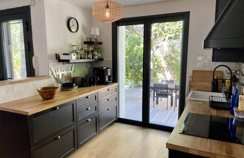 Est Villa | Modern villa close to town center