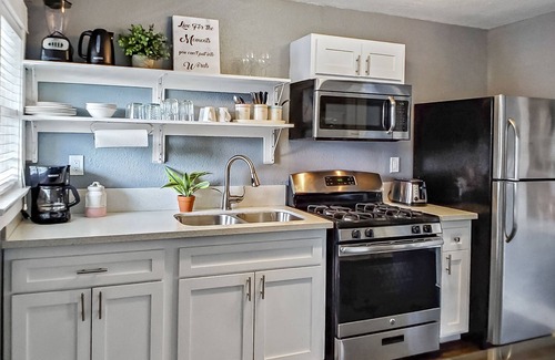 Willmore Apartment | Modern-Vintage Craftsman Apartment: Near Beach/Downtown Long Beach
