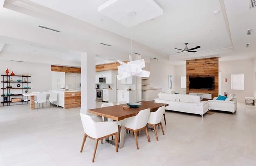 Lighthouse Point Villa | Modern Waterfront Home w/Heated Pool, Avocado Tree