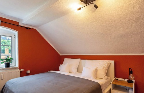 Konigstein an der Elbe Apartment | Moderne Ferienwohnung mit Festungsblick im Zentrum