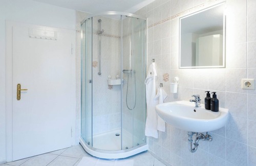 Konigstein an der Elbe Apartment | Moderne Ferienwohnung mit Festungsblick im Zentrum