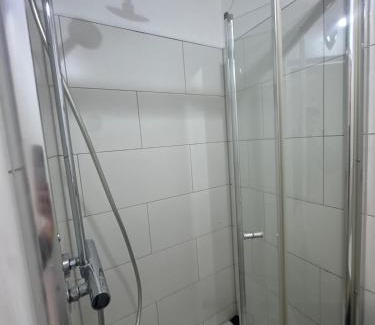 Lannesdorf Apartment | Modernes 1-Zimmer Appartment- mit Doppelbett und Smart-TV