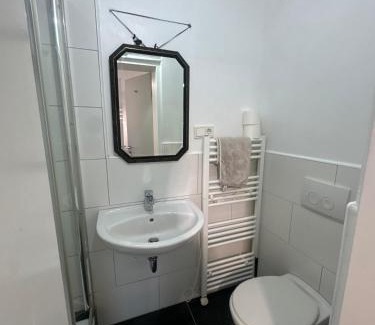 Lannesdorf Apartment | Modernes 1-Zimmer Appartment- mit Doppelbett und Smart-TV