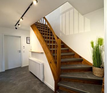 Boeblingen House | Modernes Ferienhaus mit Kochinsel, Garten, 2 Parkplätze inkl, 4-8 Pers