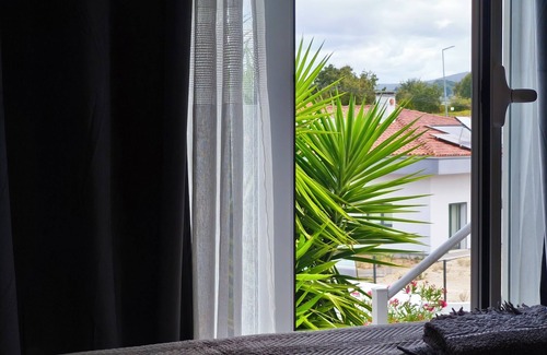 Batalha House | Modernes Haus bis zu 6 Personen mit Pool und Terrasse