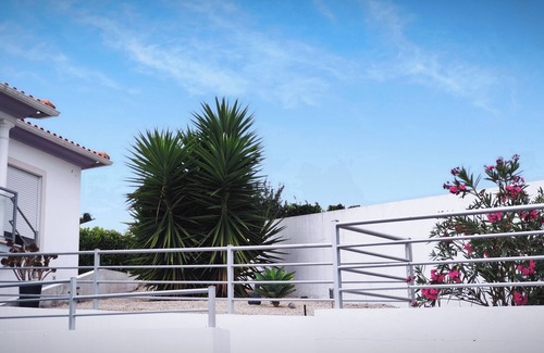 Batalha House | Modernes Haus bis zu 6 Personen mit Pool und Terrasse