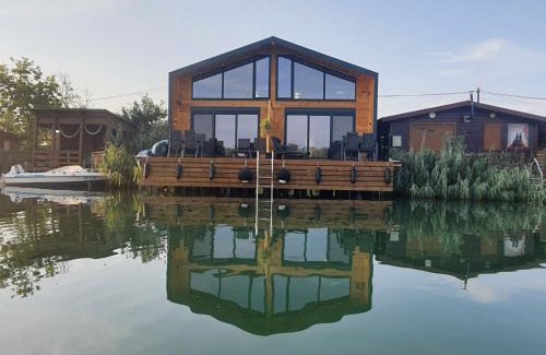 Ulcinj House | modernes Holzhaus, Cabin, auf dem Fluss, wenige Meter zum Meer