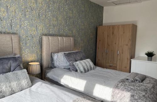 Wigan Apartment | Modernised central Wigan townhouse sleeps up to 6