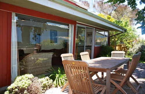 Wharewaka Cottage | Moeroa - Wharewaka Holiday Home