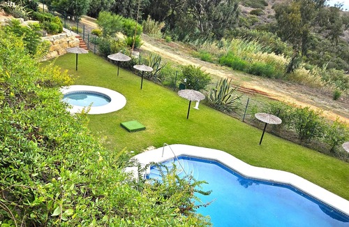 Puerto de la Duquesa Apartment | "Mohnblume" Stilvoll vollausgestattete Wohlfühlwohnung 300 m zum Naturstrand