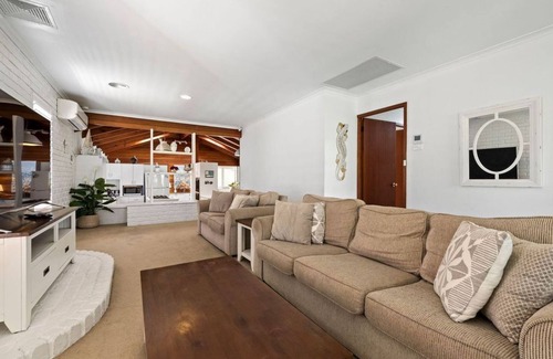 Mollymook House | Mollymook Fantastic Beach House - 6 minutes walk to the Beach