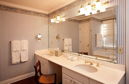 Natchez Hotel | Monmouth Historic Inns and Gardens