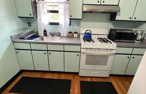 West Haven Apartment | Monopoly Manor-2Bdrm-Free Parking- Mins to Yale- Fully Stocked