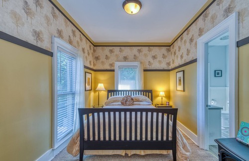 South Haven Bed & Breakfast | Monroe Manor Inn