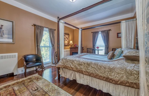South Haven Bed & Breakfast | Monroe Manor Inn