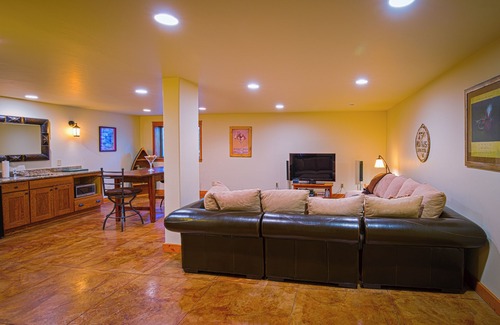 Livingston House | Montana Creekside Guest House: A Creekside Home in the Pines in Paradise Valley