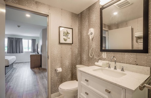 Oakville Hotel | Monte Carlo Inn Oakville Suites