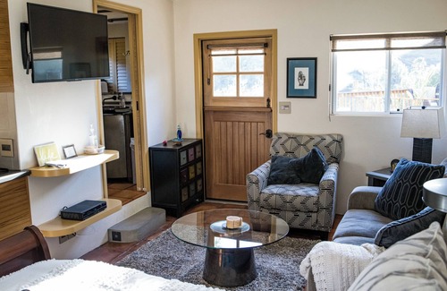 Calabasas Apartment | Monte Nido Retreat near Pepperdine/Malibu/Calabasas