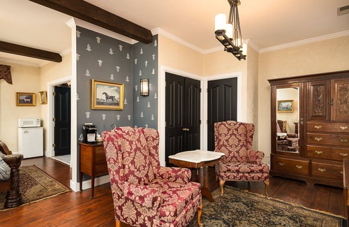 Versailles Bed & Breakfast | Montgomery Inn BnB