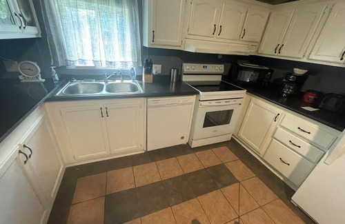 Raleigh House | MONTHLY STAYS 10BR Cabin-Style Home – Secluded Compound with abundant parking