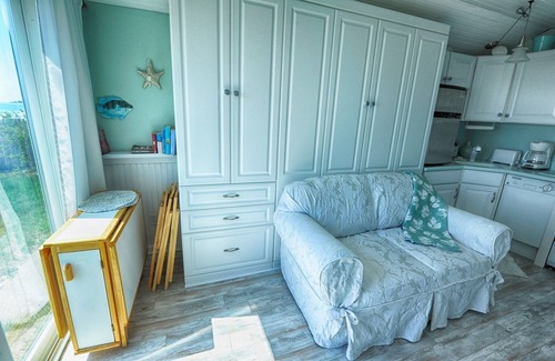 Southern Coast Cottage | Moody Beach Front Studio Cottage WIFI