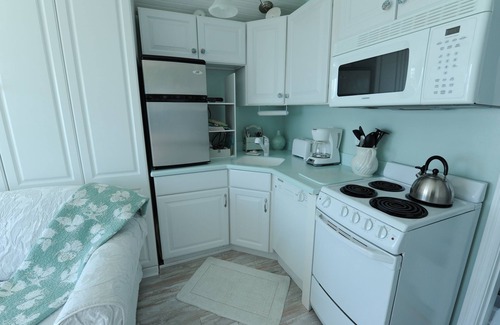Southern Coast Cottage | Moody Beach Front Studio Cottage WIFI