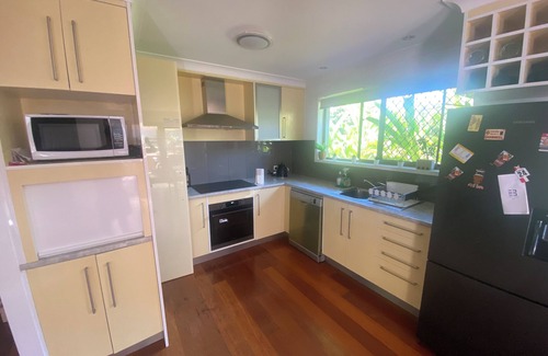 Mooloolaba House | Mooloolaba - Single storey house, 11 minute walk to the patrolled swimming beach