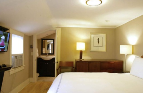 Harwich Port Hotel | Mooncussers Tavern and Inn
