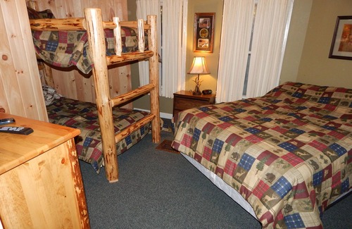 Eustis Cabin | Moose Creek Lodge- Large Space for Friends and Family.