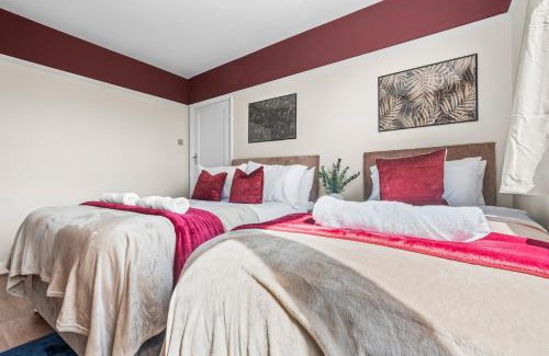 Seisdon Apartment | Moseley Village - 5 Bedroom House Huge Driveway 6 Beds Perfect for Groups - Near To Edgbaston QE Hospital-Solihull - Birmingham City Centre - Curzon Circus-HS2 Works-Lawley Middleway - By Arz Stays