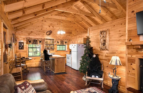 Sevierville Cabin | Mosey Bear, Hot Tub, WIFI, $1089 FREE tickets each paid day, Dollywood and More!