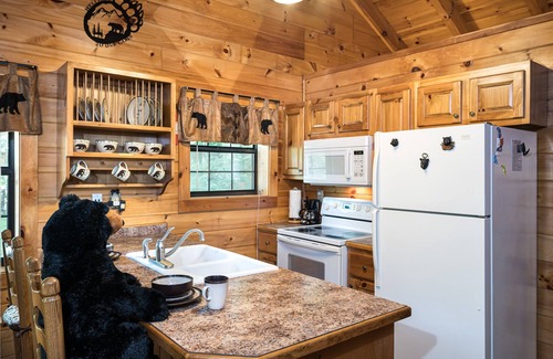 Sevierville Cabin | Mosey Bear, Hot Tub, WIFI, $1089 FREE tickets each paid day, Dollywood and More!
