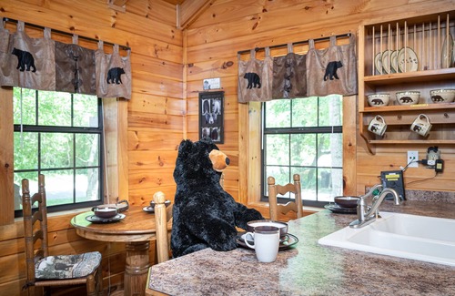 Sevierville Cabin | Mosey Bear, Hot Tub, WIFI, $1089 FREE tickets each paid day, Dollywood and More!