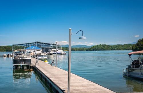 Sevierville House | Mosey Bear, Hot Tub, WIFI, 685 FREE tickets each paid day!