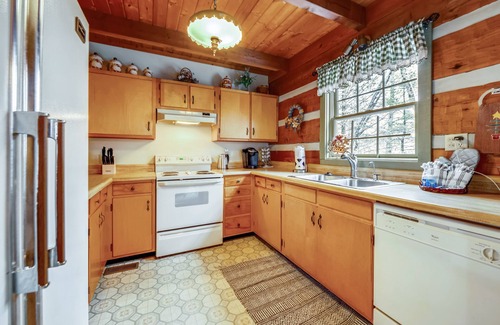 Gatlinburg - Pigeon Forge Cabin | Mossie Oak Cabin 2 Bedroom Cabin by RedAwning