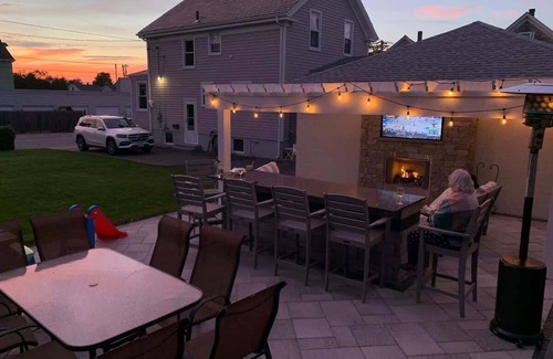 Fifth Ward House | Most desirable neighborhood Backyard Patio & Fireplace