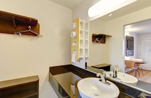 Amherst Hotel | Motel 6 Amherst, OH - Cleveland West - Lorain