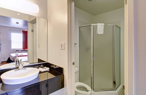 Amherst Hotel | Motel 6 Amherst, OH - Cleveland West - Lorain