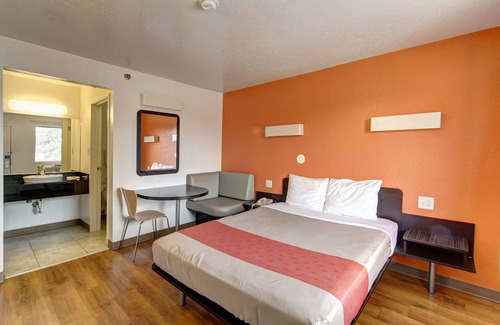 Amherst Hotel | Motel 6 Amherst, OH - Cleveland West - Lorain