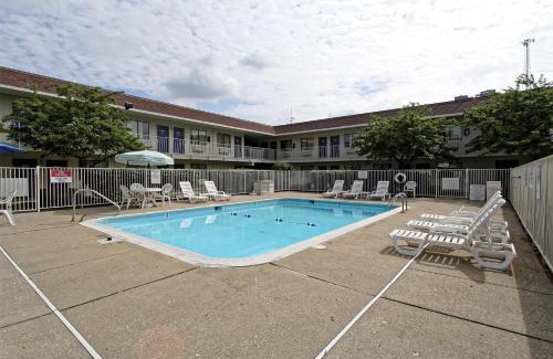 Amherst Hotel | Motel 6-Amherst, OH - Cleveland West - Lorain