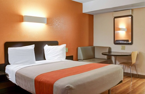 Bishop Hotel | Motel 6 Bishop, CA