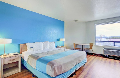 Coos Bay Hotel | Motel 6 Coos Bay, OR
